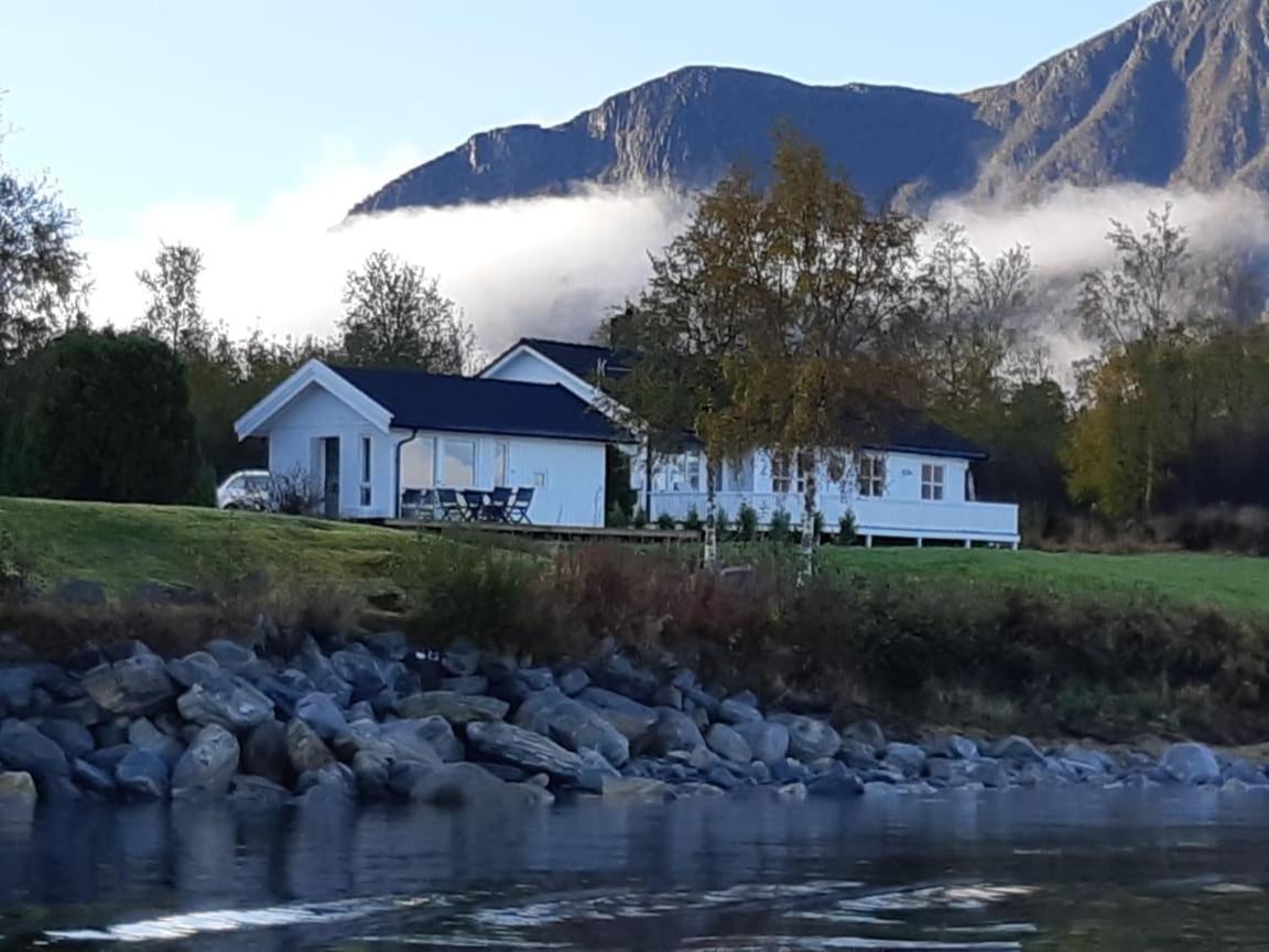 Feriehus Ved Sjoen Tomra 外观 照片